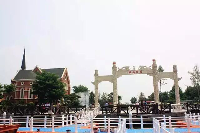 征服龙堤码头的仿古电动观光小画舫木船	
